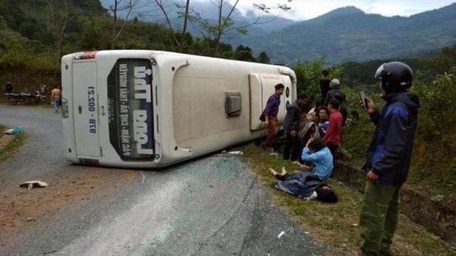 Tin tức tai nạn giao thông mới nhất hôm nay 2/12/2019: Xe khách lật ngang, nhiều người la hét cầu cứu