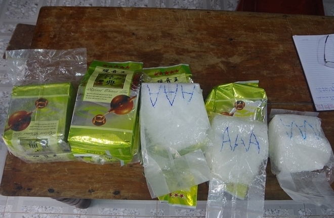 Đi nhặt ve chai, phát hiện gần 8kg nghi ma túy đá ở bờ biển