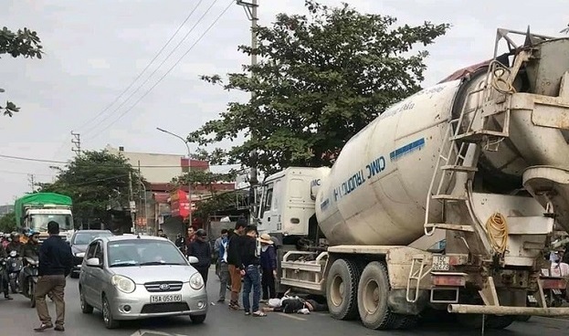 Tin tức tai nạn giao thông mới nhất hôm nay 3/12/2019: Xe máy chui vào gầm xe bồn, 1 người tử vong