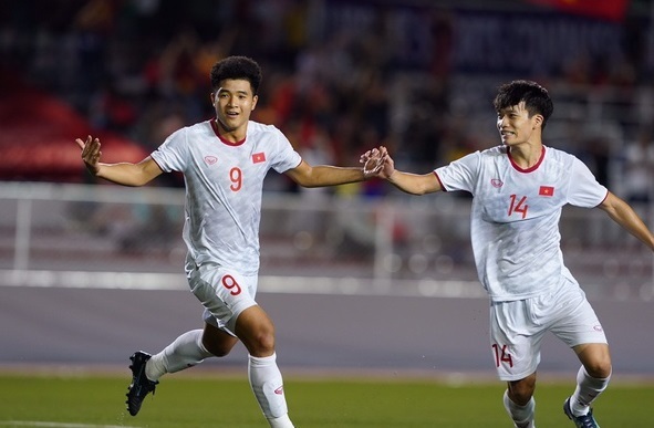 Video: Cận cảnh màn đánh đầu xé lưới U22 Singapore ngoạn mục của Đức Chinh