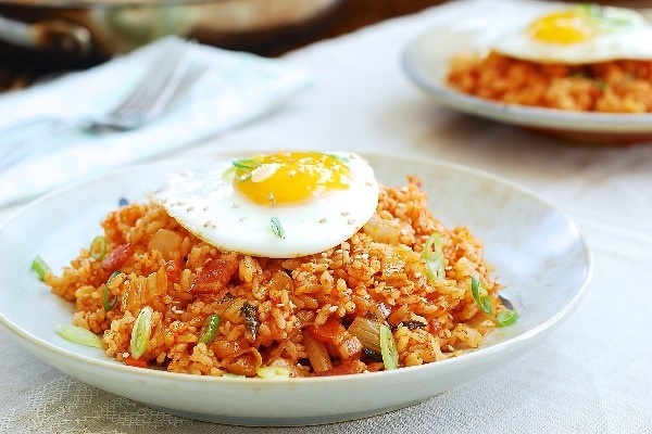 Cơm chiên kim chi cực ngon, cực nhanh cho bữa trưa bận rộn