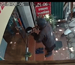 Video: Người đàn ông mặc áo đen, khuôn mặt dữ tợn xin tiền ở khu vực Tây Hồ, Hà Nội