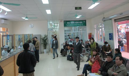 Trời vừa rét, bệnh viện đã chật ních bệnh nhân viêm đường hô hấp