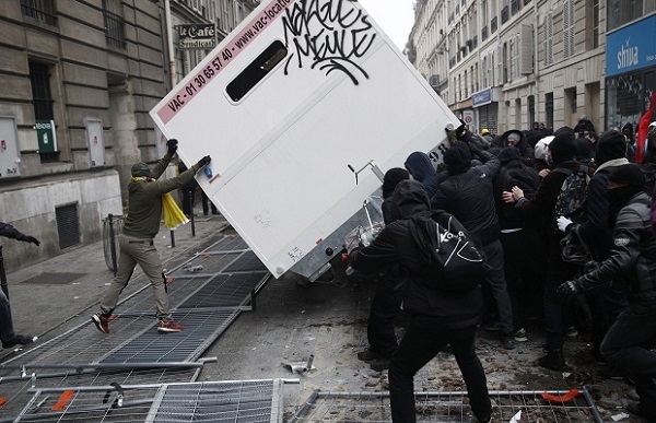 800.000 người biểu tình đổ ra đường phản đối kế hoạch cải cách lương hưu khiến nước Pháp tê liệt