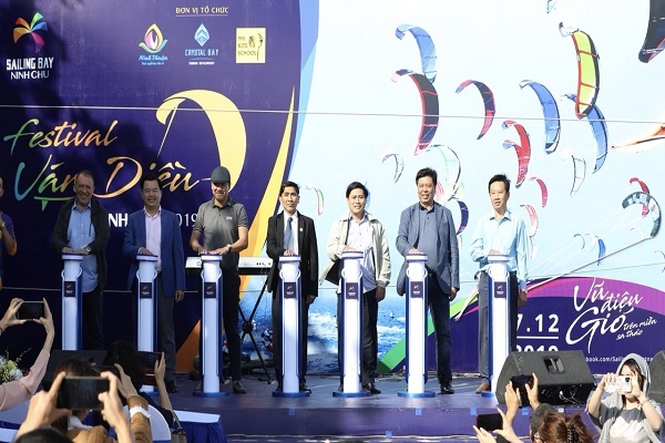 Hàng trăm vận động viên quốc tế và Việt Nam bùng nổ trong lễ hội ván diều Ninh Chữ