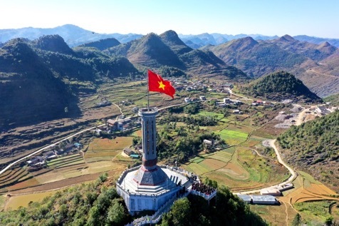 Tự hào lá cờ Việt Nam trên hành trình chinh phục miền biên ải 