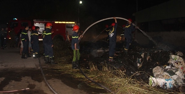 Đồng Nai: Cháy bãi rác và khu phế liệu, cột lửa cao hàng chục mét
