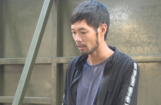 Khởi tố người đàn ông mang tiền án ép 2 mẹ con vào lề đường, giật dây chuyền vàng rồi bỏ chạy