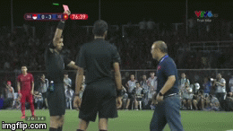 Video: Cãi tay đôi cực gắt với trọng tài, thầy Park nhận thẻ đỏ trực tiếp