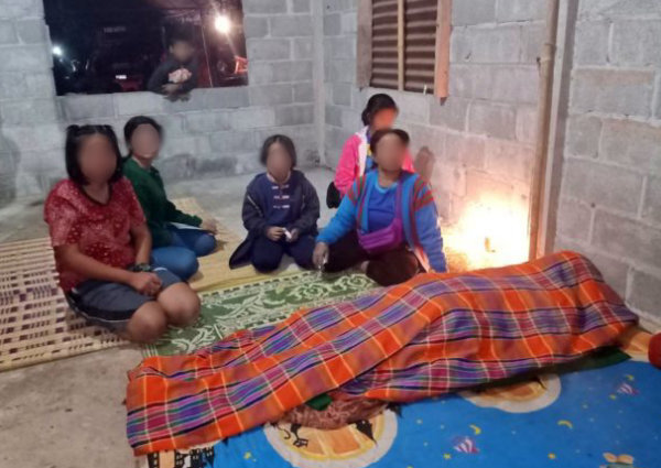 Cảm động câu chuyện người cha chết rét vì nhường chăn cho con đắp