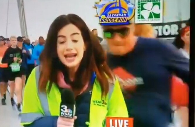 Phẫn nộ người đàn ông vỗ mông nữ phóng viên ngay trên sóng truyền hình trực tiếp