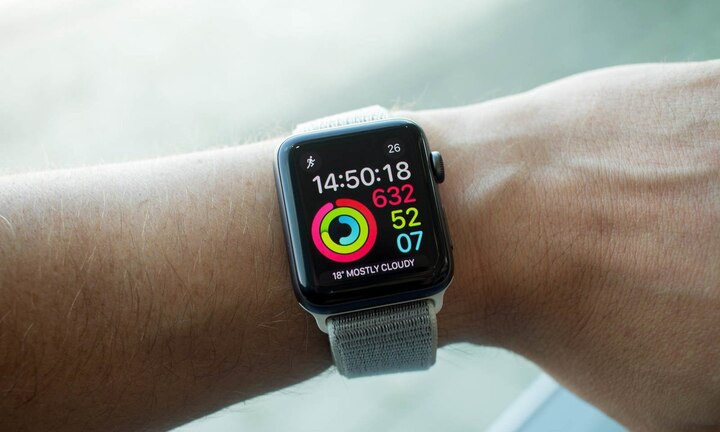 Gặp tai nạn lật thuyền trên biển, 2 người thoát chết hy hữu nhờ một nút bấm trên Apple Watch