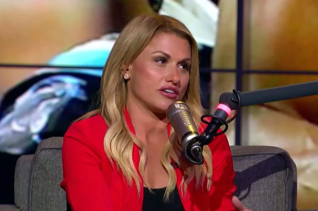 Nhờ vòng đeo tay thông minh, nữ phóng viên xinh đẹp bất ngờ phát hiện bạn trai ngoại tình