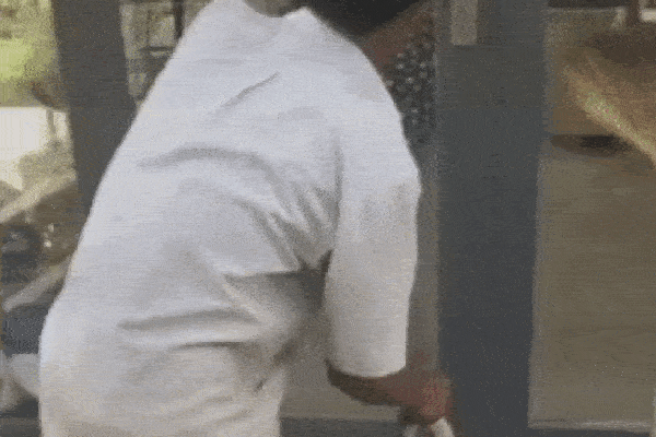 Video: Chồng cầm rắn dài cả mét dọa, vợ sợ hãi đến phát khóc