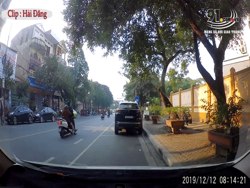 Video: Đang lững thững đi bộ dưới lòng đường, người đàn ông bất ngờ bị “Ninja Lead