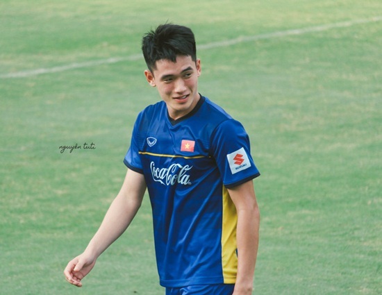 Loạt ảnh đẹp như tạc tượng của cầu thủ Huỳnh Tấn Sinh khiến hội chị em bấn loạn