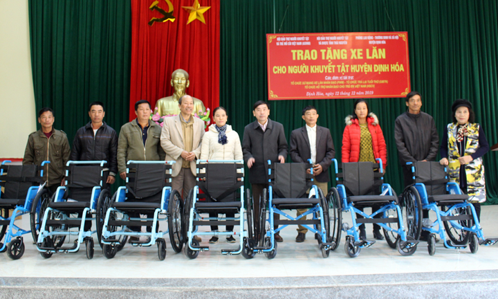 Trao tặng xe lăn cho người khuyết tật tỉnh Thái Nguyên