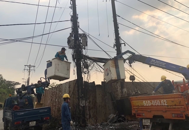 Tin tức thời sự mới nóng nhất hôm nay 15/12/2019: Xe tải gây nổ trạm biến áp, 300 hộ dân mất điện