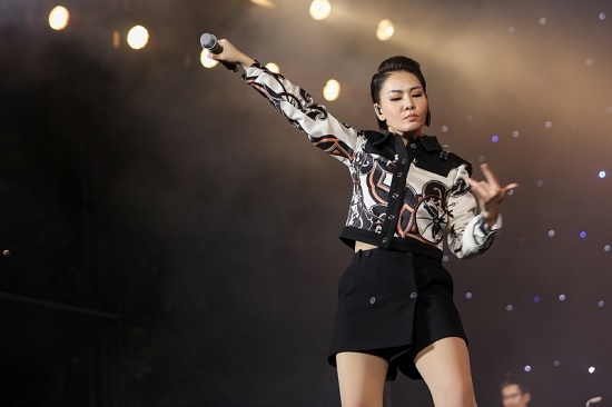 Mạnh mẽ, quyền lực trên sân khấu, Thu Minh làm điều