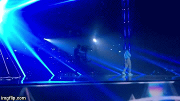 Vũ Cát Tường “ngã sấp mặt” từ sân khấu cao 1,2m xuống đất