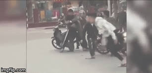 Video: Gặp công an, nhóm thanh niên phá xe bỏ chạy tán loạn