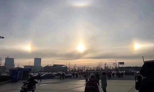 Cận cảnh 3 'Mặt Trời ma' sáng rực trên bầu trời Trung Quốc