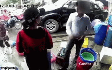 Video: Phẫn nộ cảnh “soái ca” lái ô tô tát tới tấp người phụ nữ giữa chợ