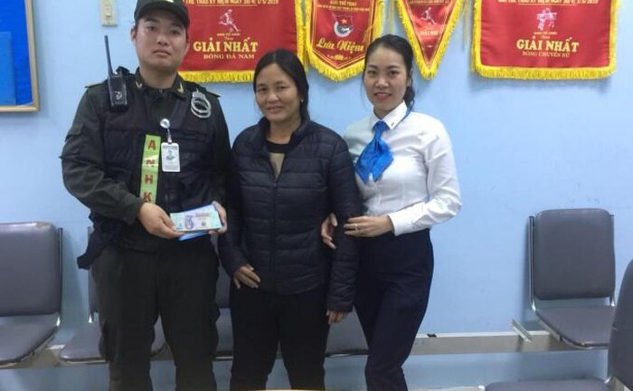 Nhân viên sân bay trả lại gần 300 triệu đồng cho hành khách