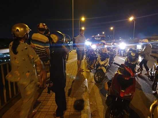 Trắng đêm tìm kiếm nữ sinh gieo mình xuống sông mất tích