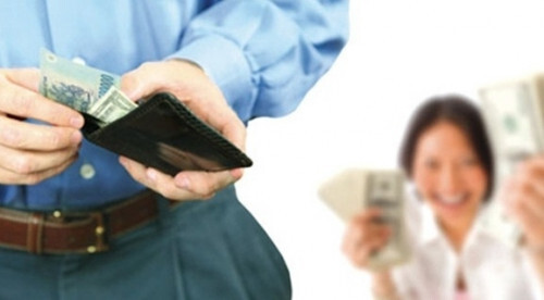 Các ông chồng lên tiếng về quy định mới 'lương của chồng chuyển vào tài khoản vợ'