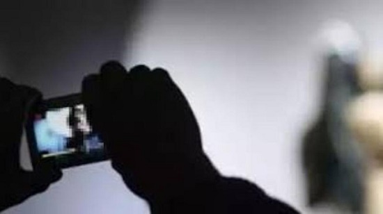 Tin tức pháp luật mới nhất ngày 19/12/2019: Cụ ông 70 tuổi bị thiếu nữ 19 tuổi tống tiến bằng clip 