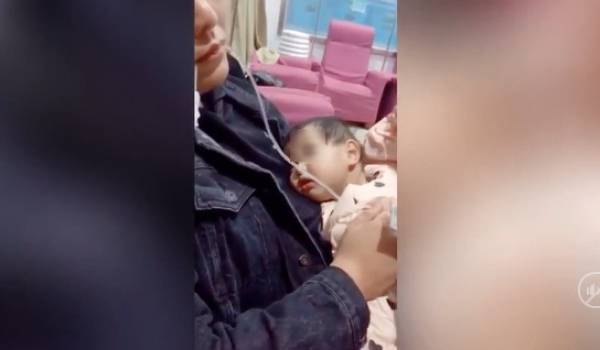 Dân mạng cảm động phát khóc trước cảnh cha ngậm ống truyền dịch cho con suốt 4 tiếng