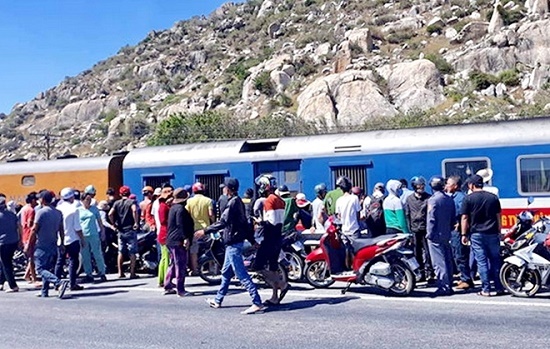 Tin tai nạn giao thông mới nhất ngày 21/12/2019: Đi thăm mộ vợ, người đàn ông bị tàu hỏa tông tử vong