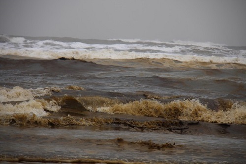 Đã có kết quả phân tích mẫu nước biển chuyển màu bất thường làm dân lo lắng