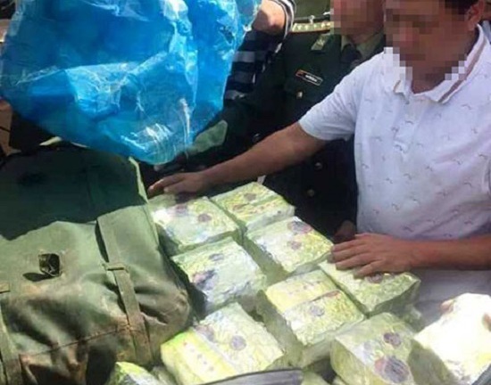 Truy bắt đối tượng bỏ lại 200kg ma túy trốn vào rừng