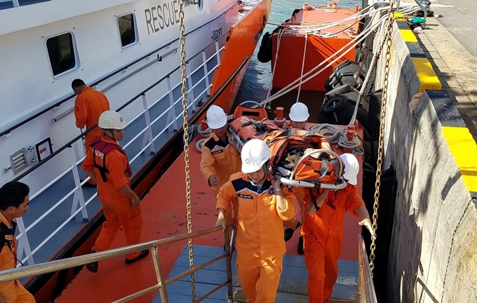 Cứu thuyền trưởng tàu cá nghi vỡ bàng quang trên biển Hoàng Sa