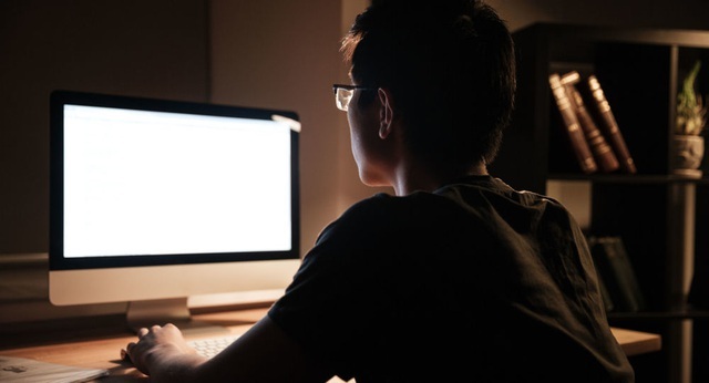 Dùng máy tính suốt đêm nam sinh 21 tuổi qua đời sau khi bị nhồi máu cơ tim