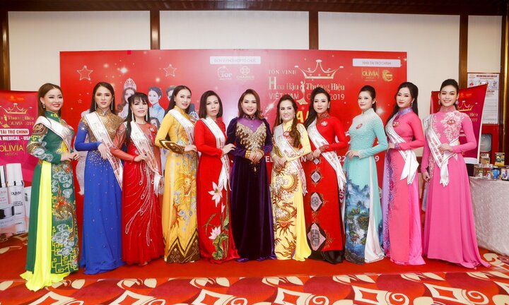 Các nữ doanh nhân rạng rỡ trong phần trình diễn nghệ thuật
