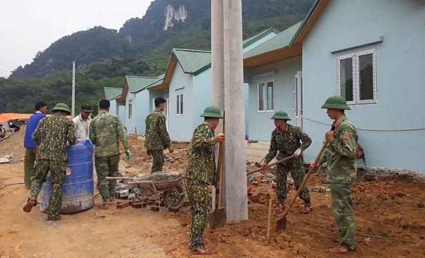 Ấm lòng hình ảnh những cán bộ, chiến sĩ hết lòng vì người dân vùng lũ Sa Ná