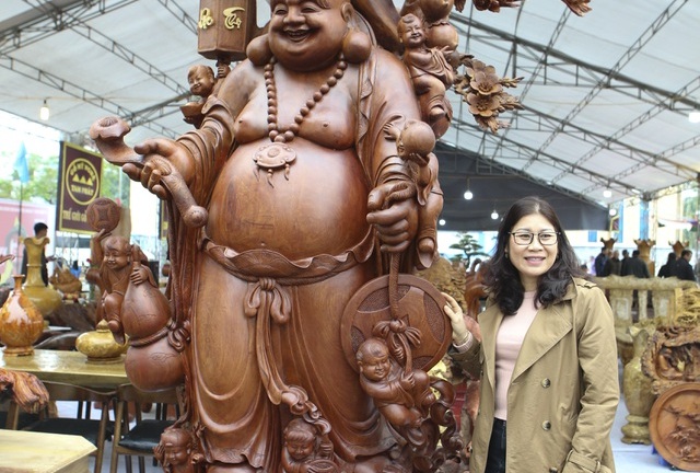 Mục sở thị bức tượng Phật Di Lặc Cửu tặc nặng 2 tấn làm bằng gỗ hương, giá 1 tỷ đồng