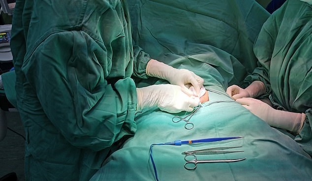 Phá đường dây quy mô lớn bác sĩ kết hợp với băng đảng tội phạm lừa tiền bệnh nhân trắng trợn