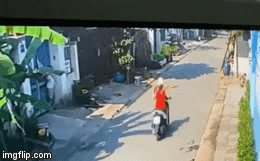 Đâm văng cậu bé đang lao qua đường, cô gái