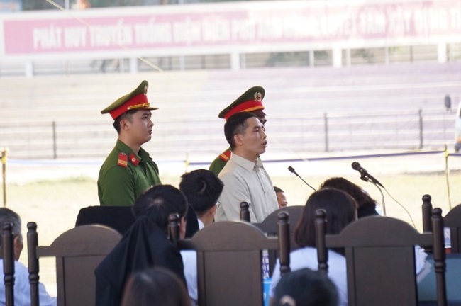 Xét xử vụ nữ sinh giao gà bị sát hại ở Điện Biên: Lường Văn Lả bật cười khi trả lời HĐXX