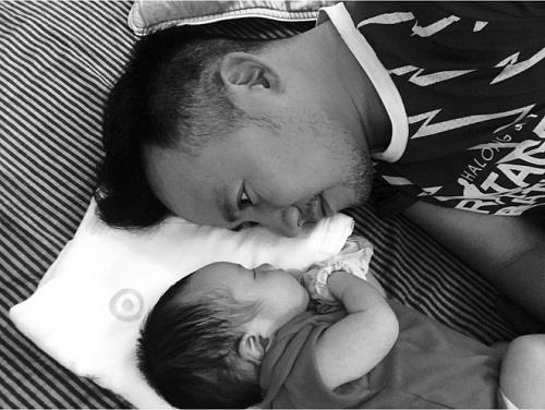 Rapper Đinh Tiến Đạt lần đầu tiên khoe cận cảnh hình ảnh con trai đầu lòng