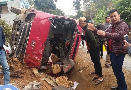 Tin tai nạn giao thông mới nhất ngày 29/12/2019: Xe khách lật nghiêng, 12 người bị thương
