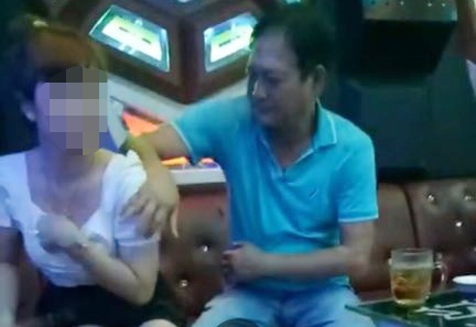 Diễn biến mới nhất vụ Phó Bí thư huyện ủy sờ ngực tiếp viên quán karaoke