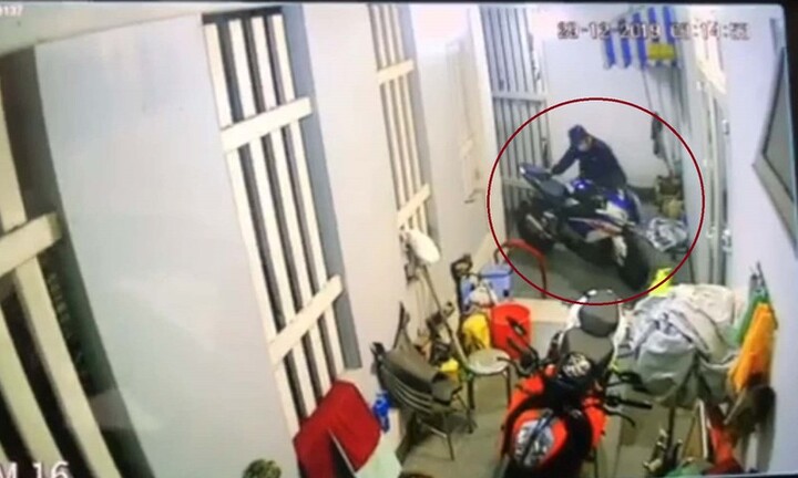 Video: Nhóm trộm táo tợn đột nhập nhà dân cuỗm mô tô trị giá hơn 700 triệu đồng