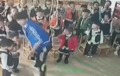 Video: Phẫn nộ cảnh nam giáo viên phạt 30 trẻ tự tát mạnh vào miệng