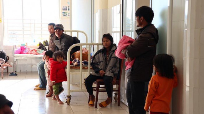 Ăn đồ ăn từ thiện, hơn 80 trẻ ngộ độc nhập viện cấp cứu