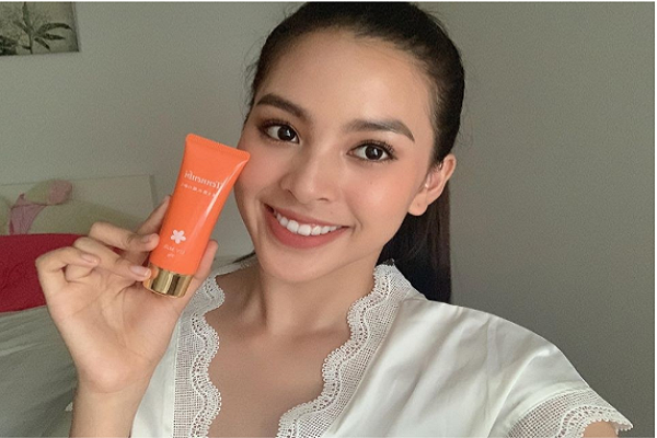  'Vũ khí bí mật' giúp Hoa hậu Tiểu Vy sở hữu làn da đẹp không tỳ vết